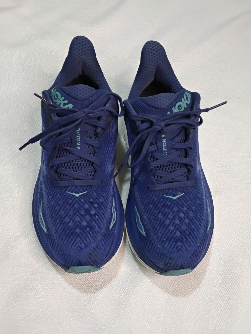 Hoka Clifton 9 Women's Running Shoes in Navy with Teal Accents Sz 8B.